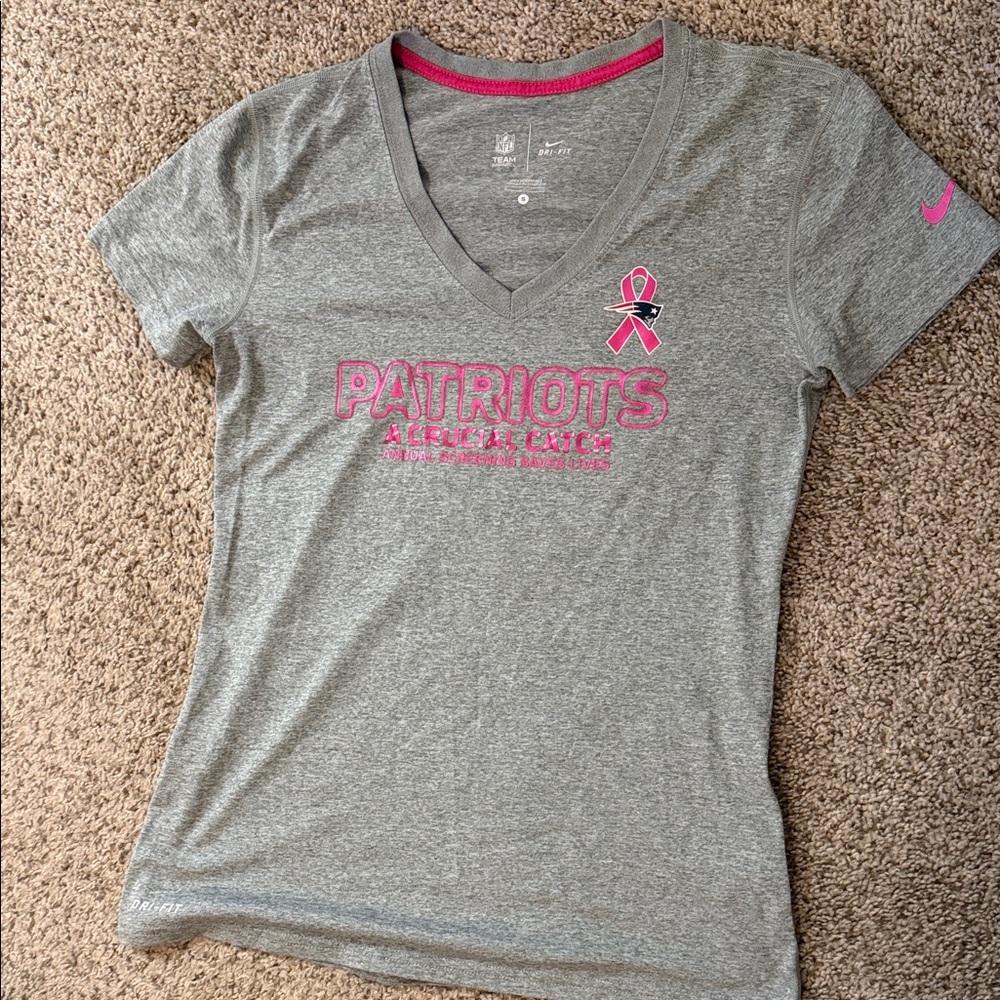 🏈 Nike New England Patriots Breast Cancer Awareness V-Neck Tee – Small